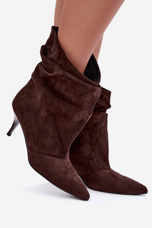 Botins de cor chocolate slip-on com saltos finos Slouchy Yesenia