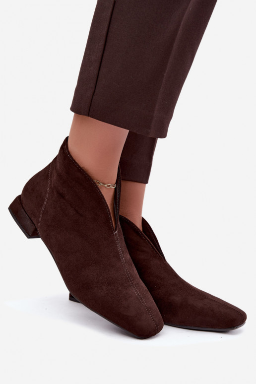 Botins de cor chocolate baixos Cut Out com saltos largos Canella