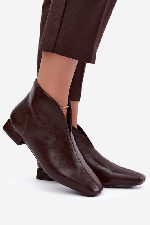 Botins castanhos escuros baixos Cut Out com saltos largos em couro sintético Canella