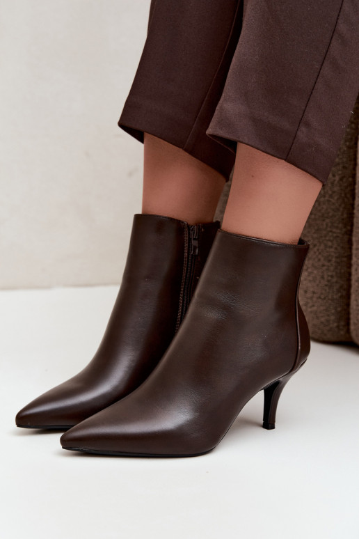 Botins com saltos finos, bico fino, em couro sintético chocolate Niretta