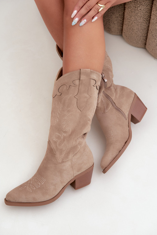 Botas de camurça sintética cor areia estilo cowboy com saltos Jarissa