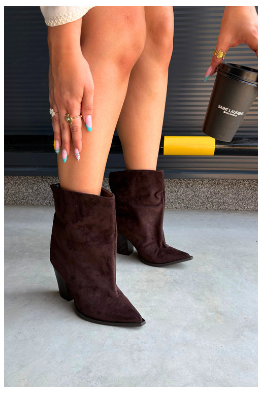 Botins femininos com bico fino na cor chocolate Hileta