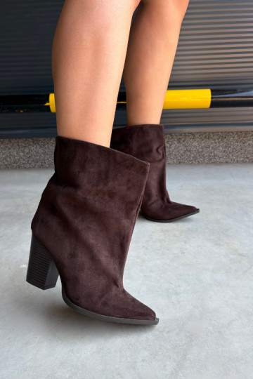 Botins femininos com bico fino na cor chocolate Hileta 2