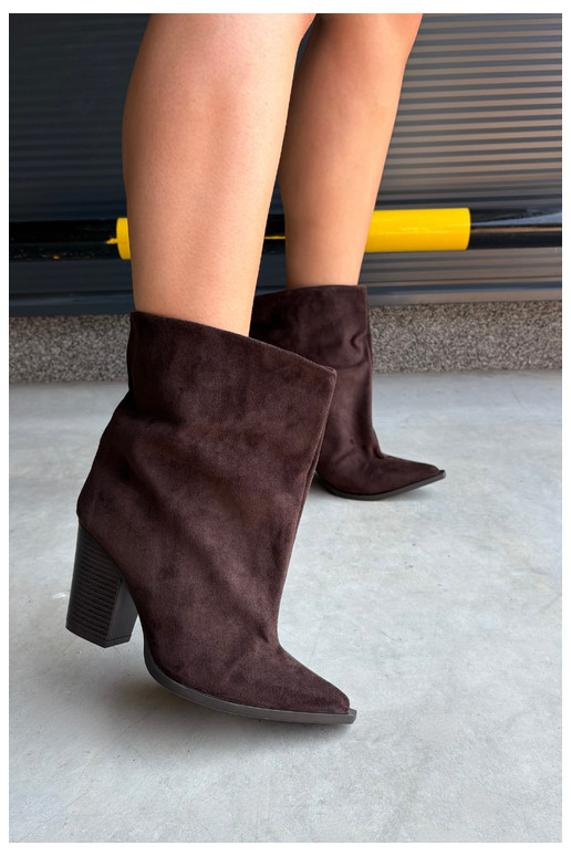 Botins femininos com bico fino na cor chocolate Hileta