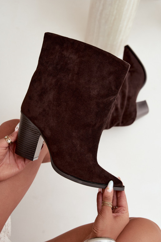 Botins femininos com bico fino na cor chocolate Hileta