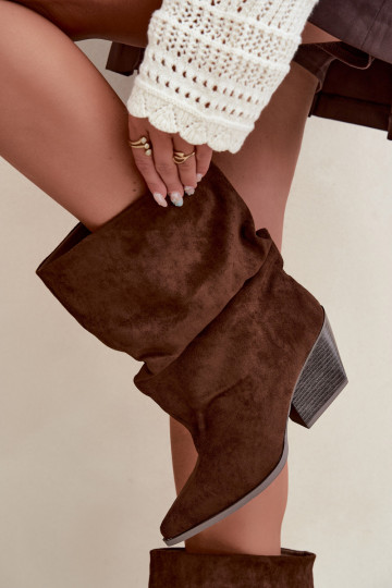 Botins castanhos enrugados slip-on em salto bloco Cazela