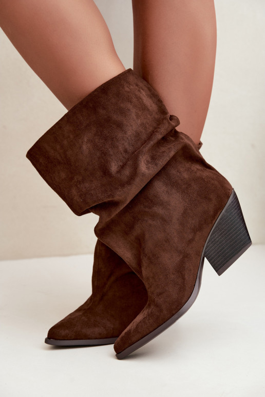 Botins castanhos enrugados slip-on em salto bloco Cazela