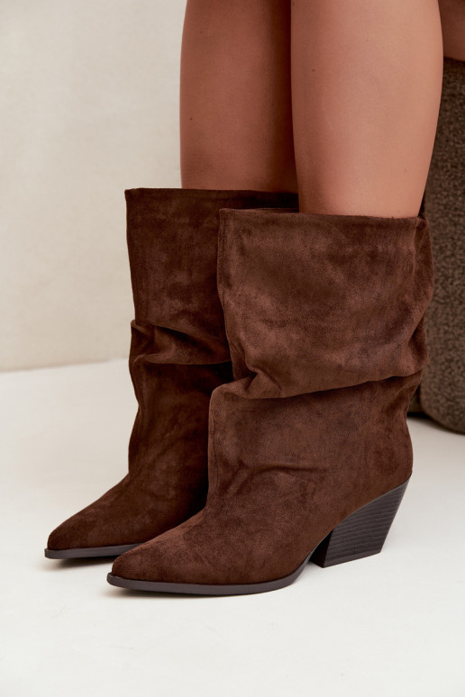 Botins castanhos enrugados slip-on em salto bloco Cazela
