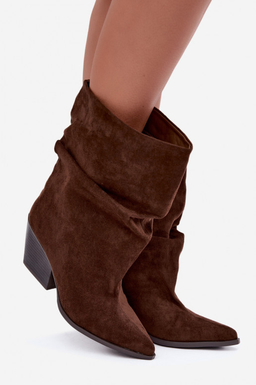Botins castanhos enrugados slip-on em salto bloco Cazela