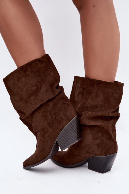 Botins castanhos enrugados slip-on em salto bloco Cazela