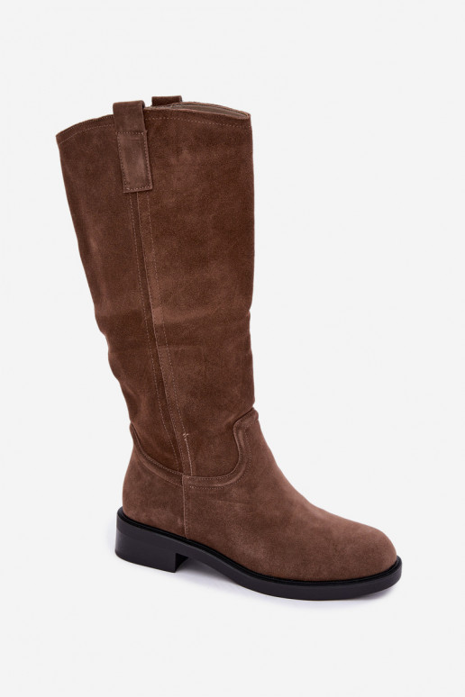 Botas castanhas de camurça isoladas Ashmere