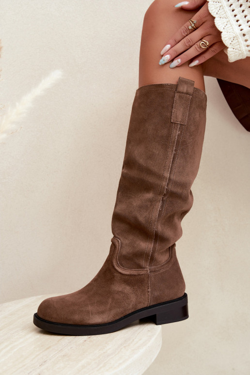 Botas castanhas de camurça isoladas Ashmere