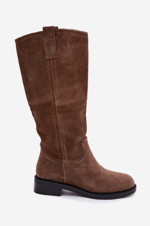 Botas castanhas de camurça isoladas Ashmere
