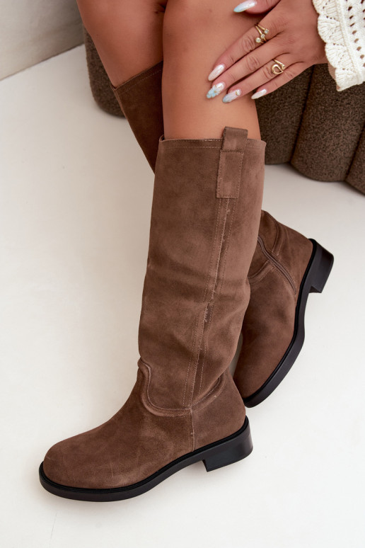 Botas castanhas de camurça isoladas Ashmere