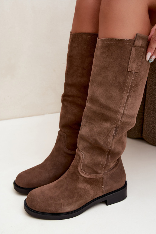 Botas castanhas de camurça isoladas Ashmere