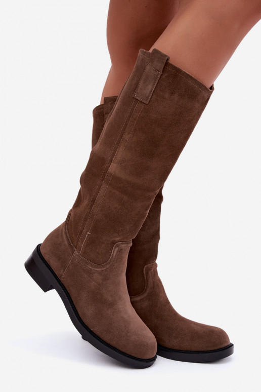 Botas castanhas de camurça isoladas Ashmere