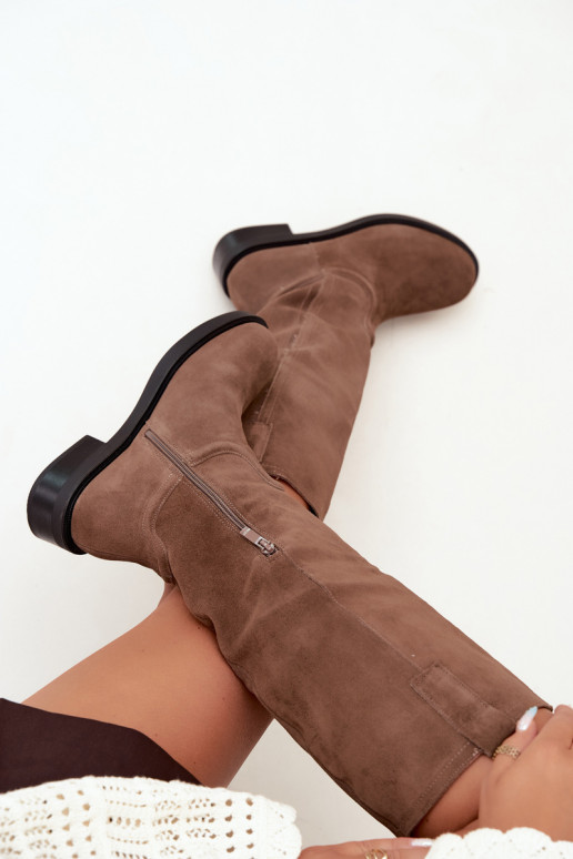 Botas castanhas de camurça isoladas Ashmere
