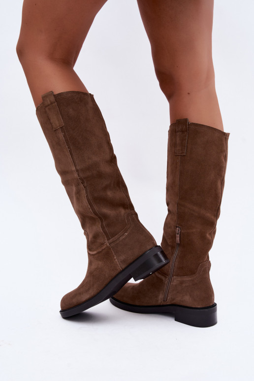 Botas castanhas de camurça isoladas Ashmere
