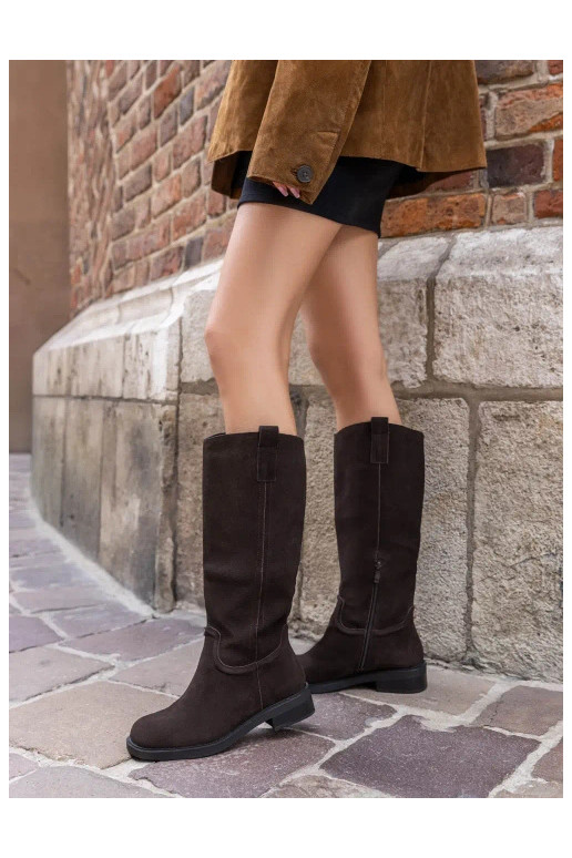 Botas de camurça cor chocolate isoladas Ashmere