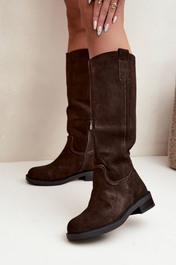 Botas de camurça cor chocolate isoladas Ashmere 2