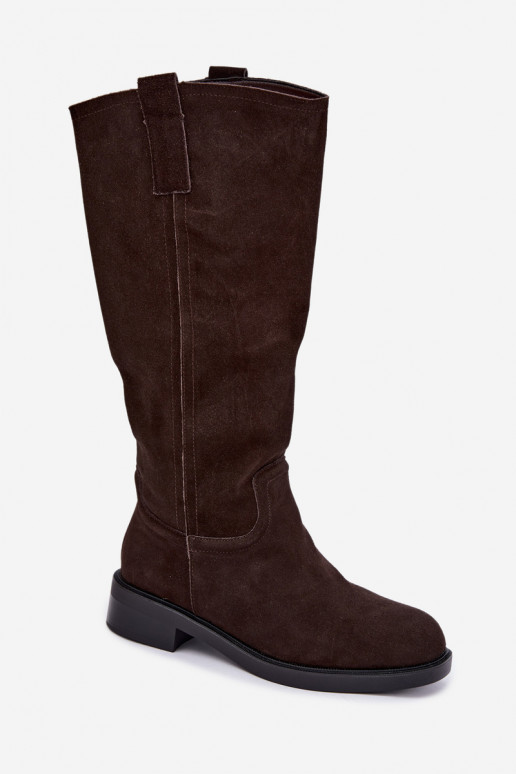 Botas de camurça cor chocolate isoladas Ashmere