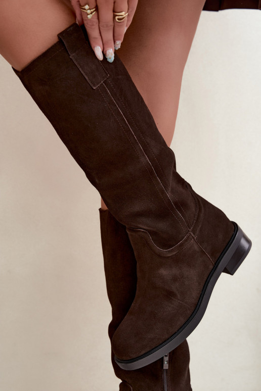 Botas de camurça cor chocolate isoladas Ashmere