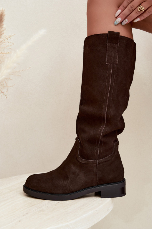 Botas de camurça cor chocolate isoladas Ashmere