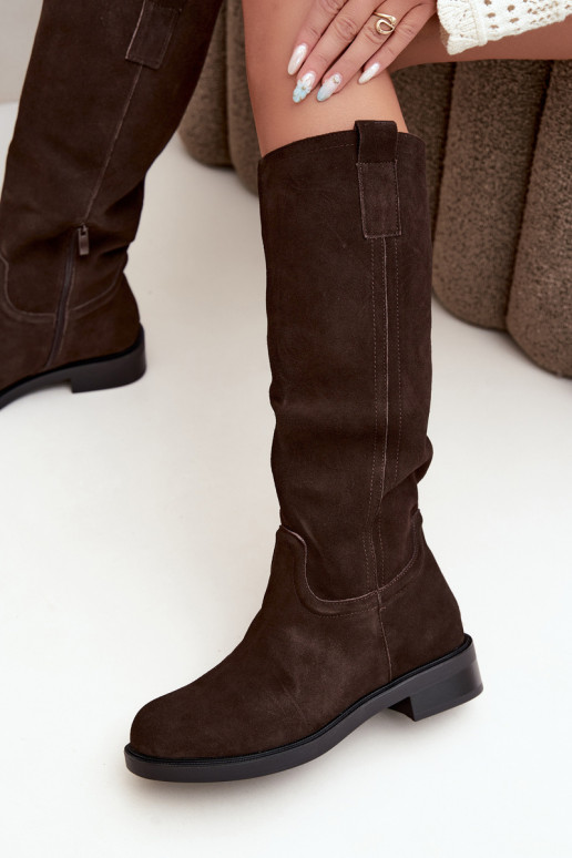 Botas de camurça cor chocolate isoladas Ashmere