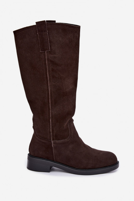Botas de camurça cor chocolate isoladas Ashmere