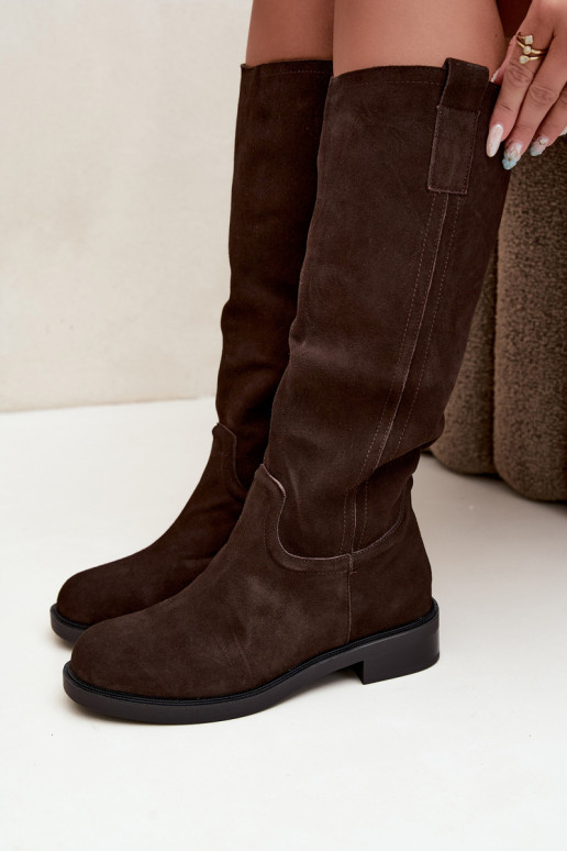 Botas de camurça cor chocolate isoladas Ashmere