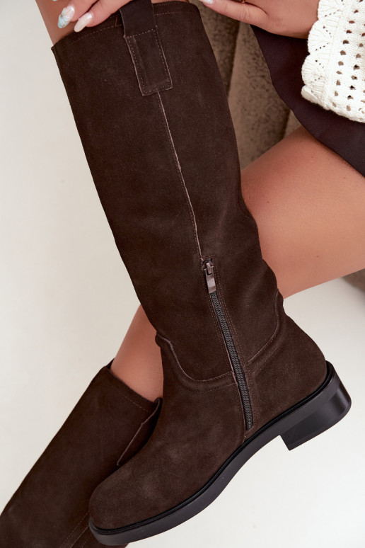 Botas de camurça cor chocolate isoladas Ashmere