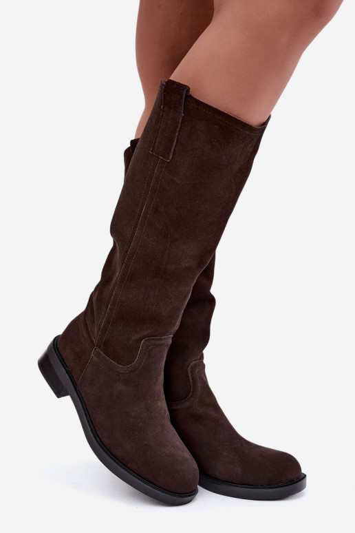 Botas de camurça cor chocolate isoladas Ashmere