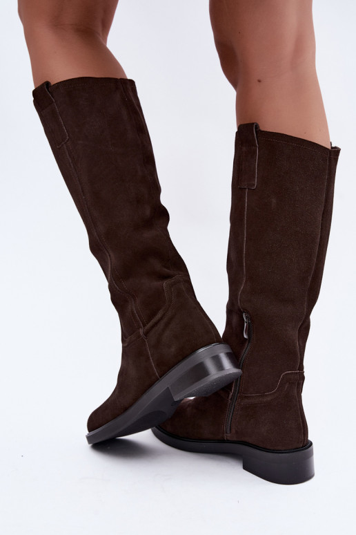 Botas de camurça cor chocolate isoladas Ashmere