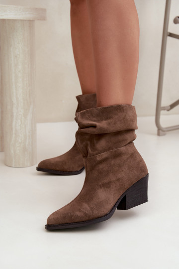 Botins de camurça natural com rugas e saltos na cor castanha Merrin 2