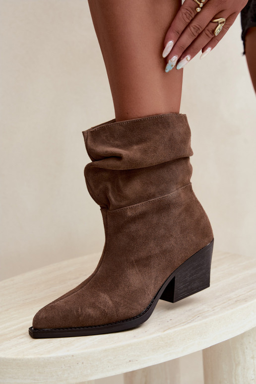 Botins de camurça natural com rugas e saltos na cor castanha Merrin