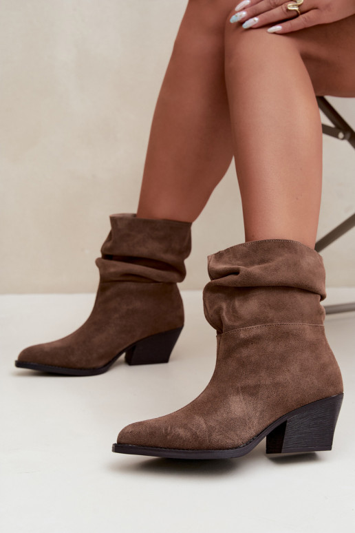 Botins de camurça natural com rugas e saltos na cor castanha Merrin