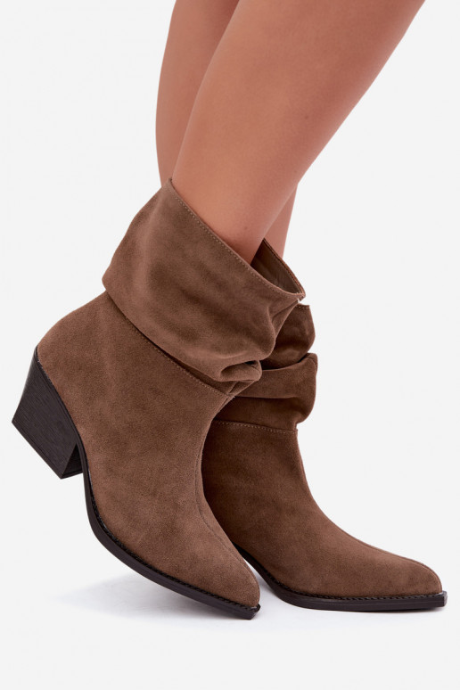 Botins de camurça natural com rugas e saltos na cor castanha Merrin