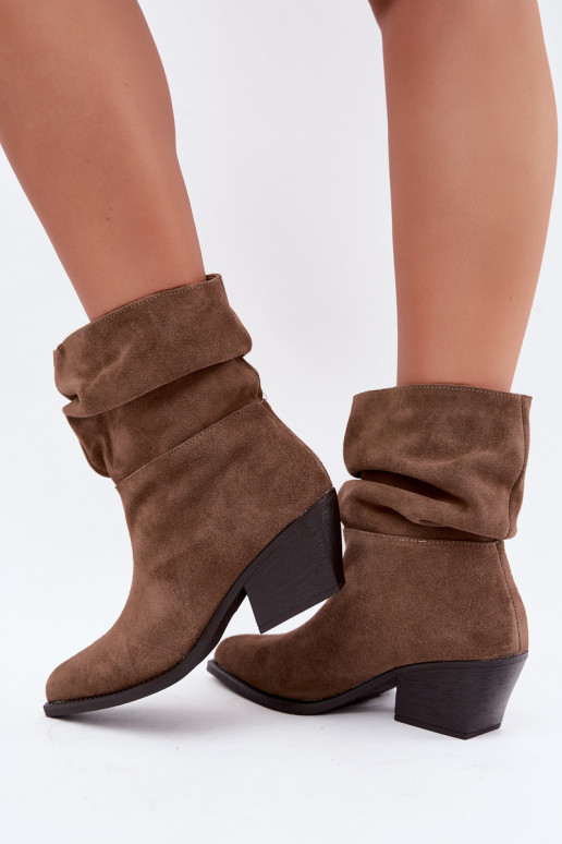 Botins de camurça natural com rugas e saltos na cor castanha Merrin
