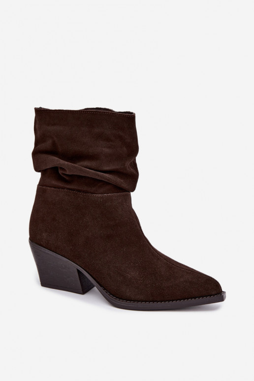 Botins de camurça natural com rugas e saltos na cor chocolate Merrin
