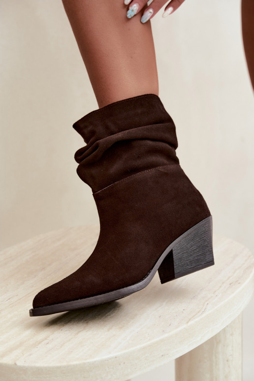 Botins de camurça natural com rugas e saltos na cor chocolate Merrin