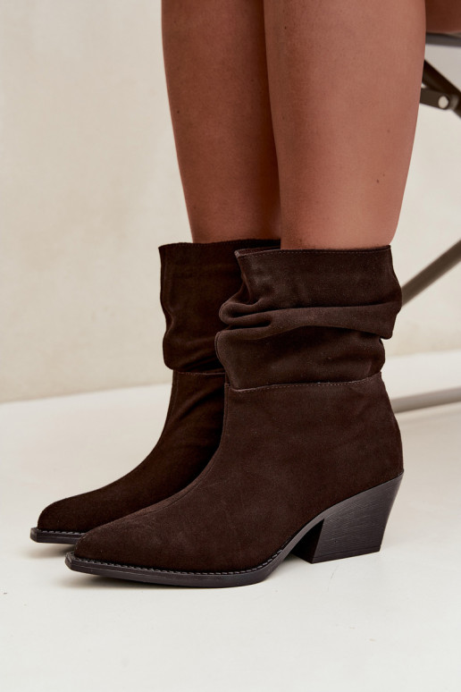 Botins de camurça natural com rugas e saltos na cor chocolate Merrin