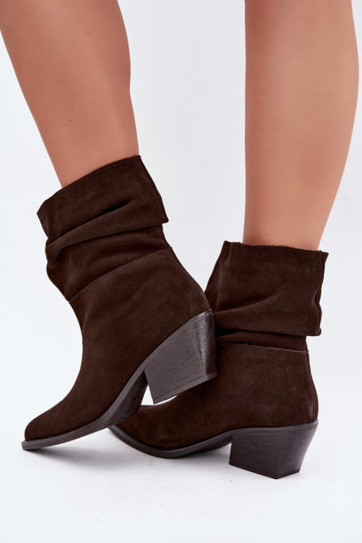 Botins de camurça natural com rugas e saltos na cor chocolate Merrin