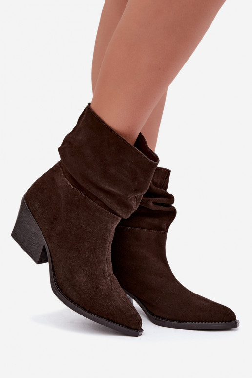 Botins de camurça natural com rugas e saltos na cor chocolate Merrin
