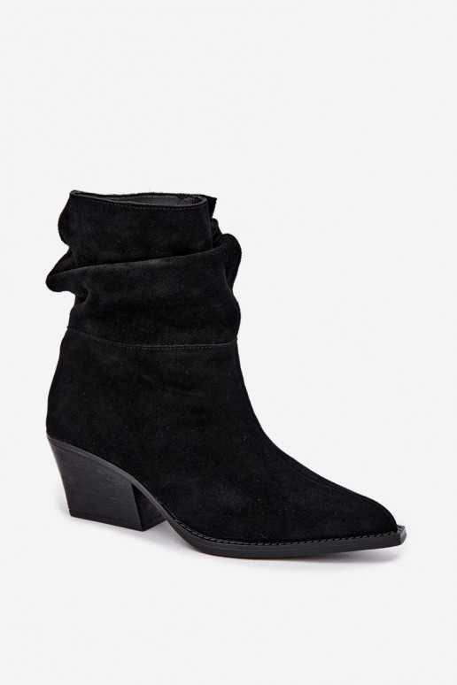 Botins de camurça natural com rugas e saltos na cor preta Merrin