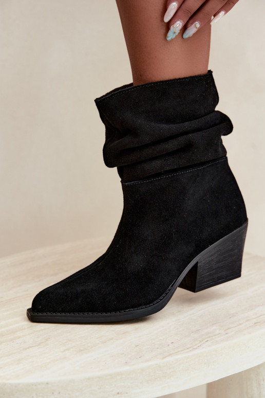 Botins de camurça natural com rugas e saltos na cor preta Merrin