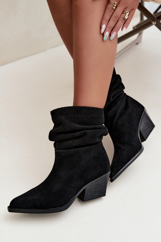 Botins de camurça natural com rugas e saltos na cor preta Merrin
