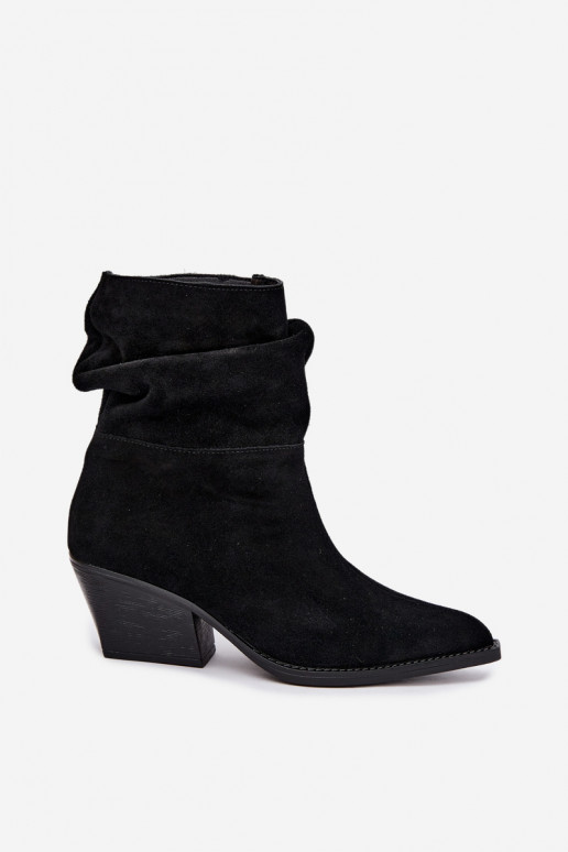 Botins de camurça natural com rugas e saltos na cor preta Merrin