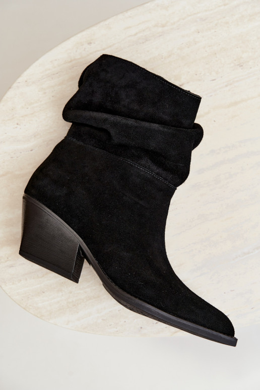 Botins de camurça natural com rugas e saltos na cor preta Merrin