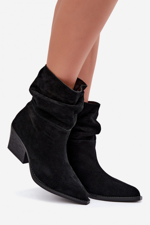 Botins de camurça natural com rugas e saltos na cor preta Merrin