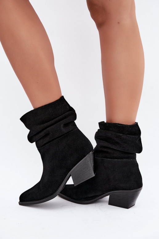 Botins de camurça natural com rugas e saltos na cor preta Merrin